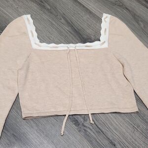 EUC Dee Elly Scalloped Bell Sleeve White/Taupe Knit Boho Cropped Sweater